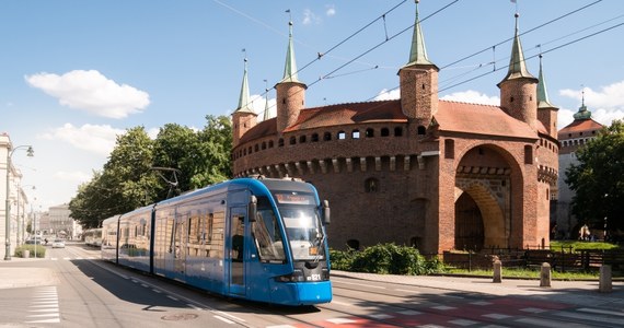 Od 4 do 15 maja na ulicy Basztowej prowadzone będą prace gwarancyjne na torowisku tramwajowym. Z tego powodu na skrzyżowaniach z ul. Długą i Pawią pojawią się zmiany w organizacji ruchu, a także kursowaniu autobusów i tramwajów.