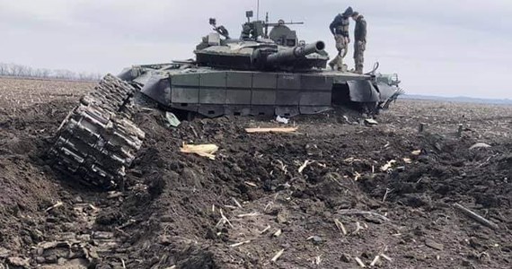 ​"Rosjanie postępują powoli, obawiając się wyjścia poza kanały zaopatrzenia", "rosyjskie zdobycze terytorialne są ograniczone i osiągane przy znacznych kosztach dla sił rosyjskich" - to informacje o sytuacji w ukraińskim Donbasie podane przez amerykańskie i brytyjskie ministerstwa obrony. Jak z kolei informuje ukraińska armia, wojska Putina ostrzeliwują pozycje ukraińskie w Donbasie, blokują Azowstal w Mariupolu i kradną zboże na okupowanych terenach w obwodzie zaporoskim.