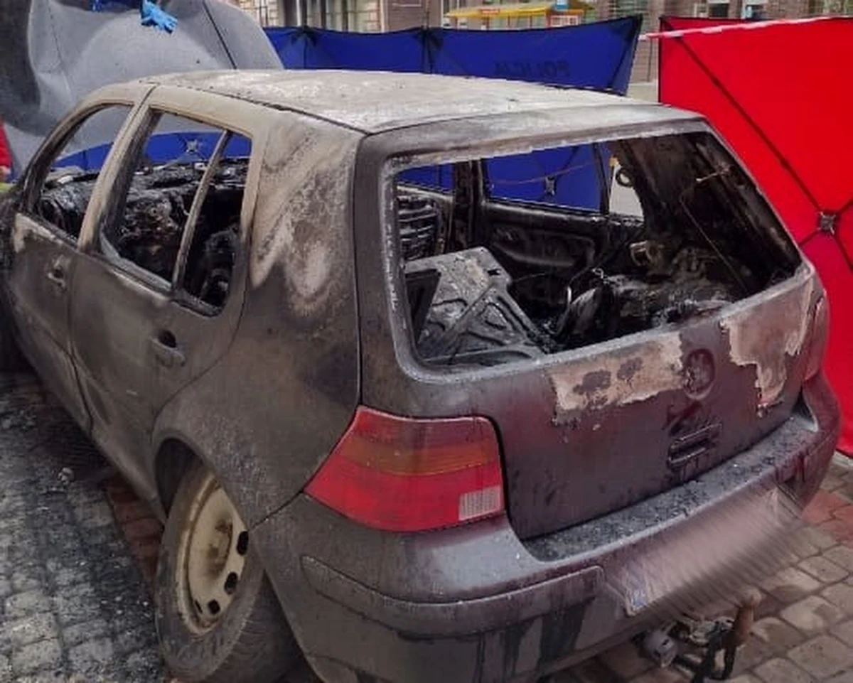 Zwęglone zwłoki znaleziono w spalonym samochodzie w centrum Przemyśla w piątek nad ranem. Policja na miejscu wyjaśnia okoliczności zdarzenia.