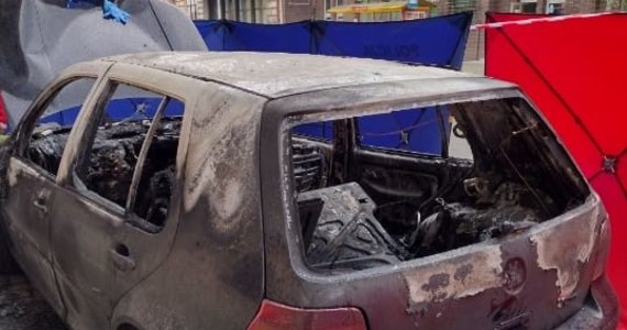 Zwęglone zwłoki znaleziono w spalonym samochodzie w centrum Przemyśla w piątek nad ranem. Policja na miejscu wyjaśnia okoliczności zdarzenia.