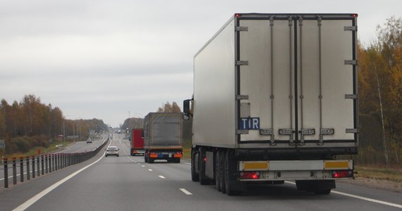 Do bardzo niebezpiecznego zdarzenia doszło na jednym z rond w Piszu w Warmińsko-Mazurskiem. 19-latek chciał przejść między kabiną, a naczepą TIRa, aby przyspieszyć sobie drogę. Kierowca ruszył i zawiózł tak 19-latka do Rucianego-Nidy.