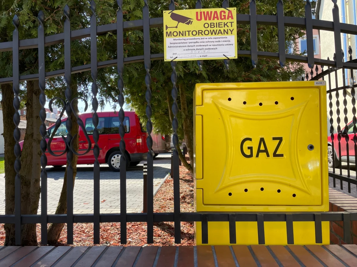 Premier Mateusz Morawiecki wydał decyzję gwarantującą zabezpieczenie dostaw gazu do miejsc, które korzystały z dostaw od firm objętych sankcjami - poinformował rzecznik rządu Piotr Müller. Jak zapewnił, spółki skarbu państwa niezwłocznie podjęły działania w celu szybkiej realizacji tej decyzji.