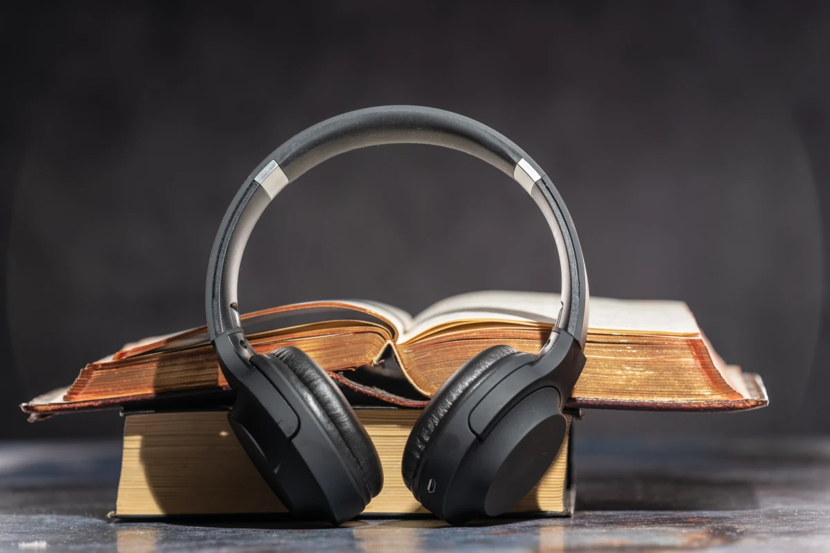 Wydział Zarządzania i Komunikacji Społecznej UJ razem z Biblioteką Publiczną w Olkuszu są autorami projektu "WspółpracUJemy z Olkuszem dla ukraińskich dzieci”.  W ramach wspólnej inicjatywy powstała baza audiobooków z bajkami dla dzieci w języku ukraińskim. Jest ona dostępna za darmo na uczelnianej stronie internetowej. 
