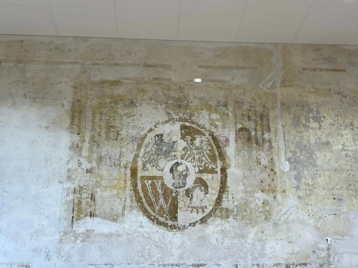 ​Niezwykłe odkrycie w I Liceum Ogólnokształcącym we Wrocławiu. Podczas remontu auli trafiono na zamalowane malowidło ścienne, przedstawiające XVI-wieczny herb Wrocławia i towarzyszące mu muzy. Został zamalowany prawdopodobnie przed II wojną światową. Zdecydowano, że herb zostanie odrestaurowany.