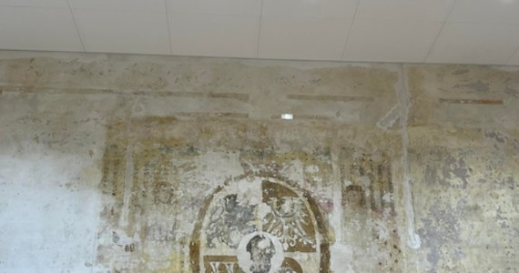 ​Niezwykłe odkrycie w I Liceum Ogólnokształcącym we Wrocławiu. Podczas remontu auli trafiono na zamalowane malowidło ścienne, przedstawiające XVI-wieczny herb Wrocławia i towarzyszące mu muzy. Został zamalowany prawdopodobnie przed II wojną światową. Zdecydowano, że herb zostanie odrestaurowany.