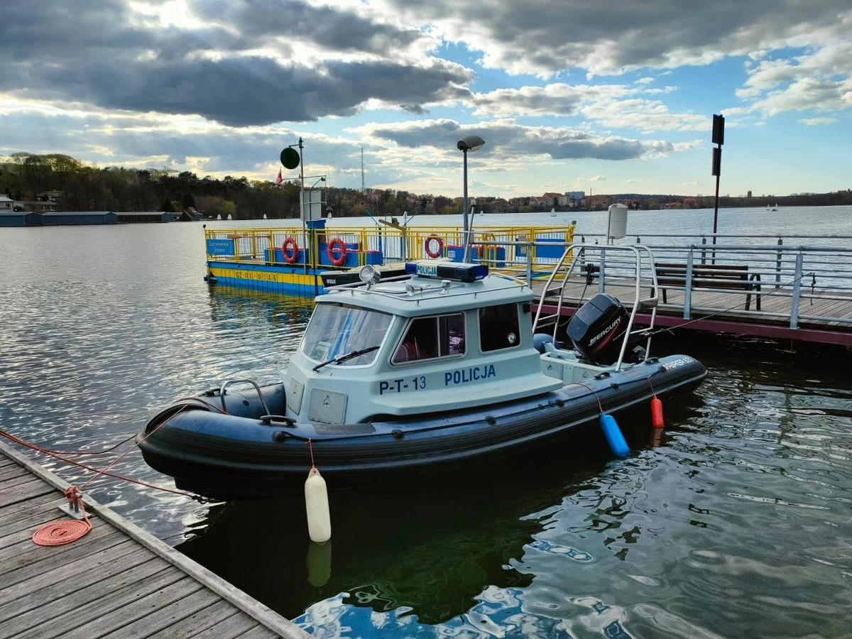 Początek sezonu żeglarskiego to dla policjantów z województwa warmińsko-mazurskiego początek służby na wodzie. Policyjni wodniacy oprócz szlaku Wielkich Jezior Mazurskich będą patrolować jezioro Jeziorak oraz Zalew Wiślany. Kontrole będą będą dotyczyły przede wszystkim stanu trzeźwości sterników, a także wyposażenia jednostek pływających w środki ratunkowe.