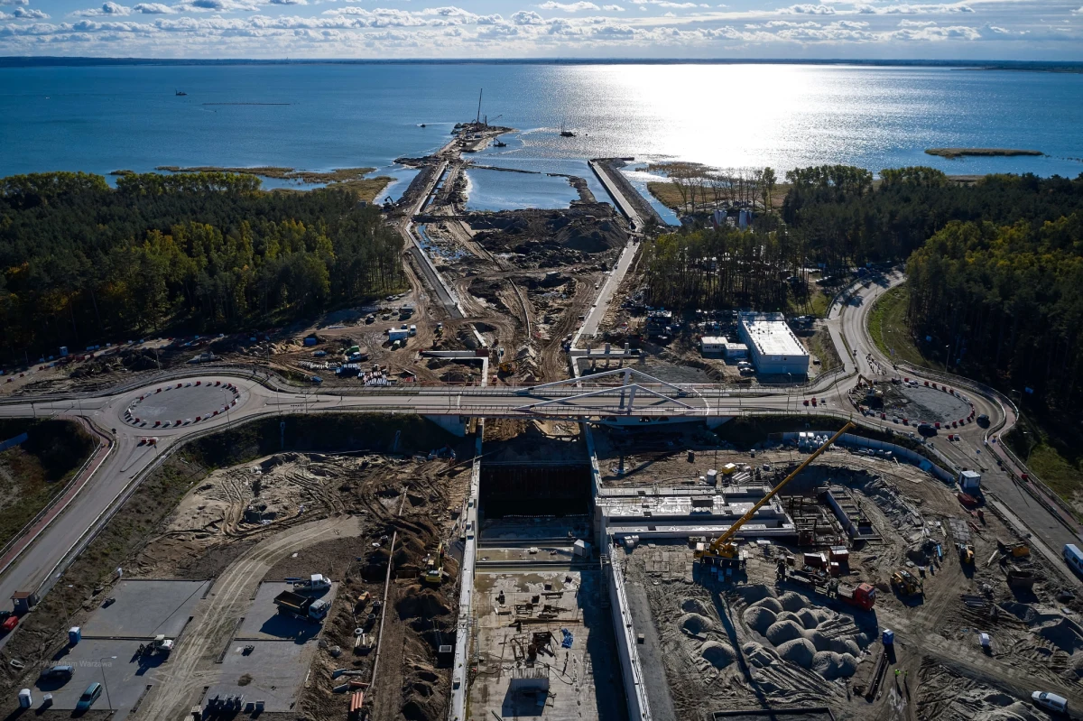 Na budowie kanału przekopu Mierzei Wiślanej odbyły się próby szczelności wrót śluzy. Wypadły pomyślnie.


