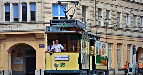 W każdy weekend i dni świąteczne będzie można zwiedzać Poznań z pokładu klimatycznych tramwajów i autobusów. Pierwsze kursy odbędą się na początek majówki - w sobotę 30 kwietnia, ostatnie - 25 września. Zabytkowym taborem będzie można pojechać także we wszystkie dni weekendu majowego.
