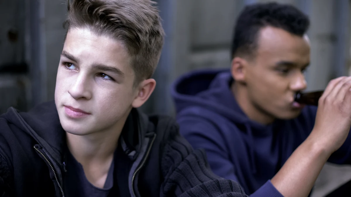 Wysoka grzywna grozi sprzedawcy i właścicielowi sklepu w Płocku, w którym nieletni kupowali alkohol. Policjanci po przeprowadzeniu czynności, skierowali do prokuratury akty oskarżenia.

