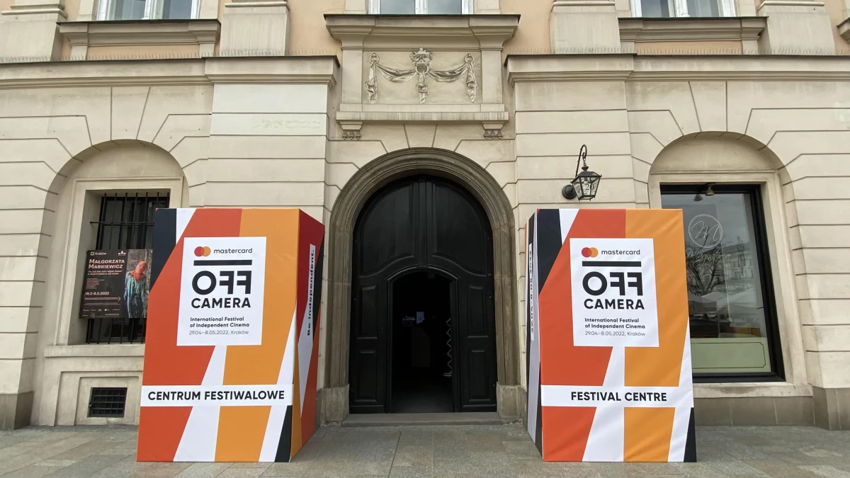 Filmy z całego świata, gwiazdy kina oraz polskie i międzynarodowe premiery. Do tego pokazy plenerowe i dyskusje o serialach. W Krakowie trwa 15. Międzynarodowy Festiwal Kina Niezależnego Mastercard OFF CAMERA.