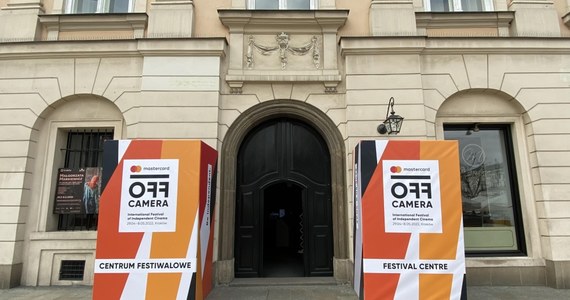 Filmy z całego świata, gwiazdy kina oraz polskie i międzynarodowe premiery. Do tego pokazy plenerowe i dyskusje o serialach. W Krakowie trwa 15. Międzynarodowy Festiwal Kina Niezależnego Mastercard OFF CAMERA.