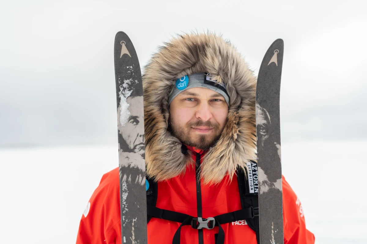 Przejście w 30 dni całej Grenlandii z zachodu na wschód - to cel wyprawy Mateusza Waligóry i Łukasza Supergana. Najprawdopodobniej 3 maja rozpoczną trawers największej wyspy świata, którą pokonają na nartach, ciągnąc całe zaopatrzenie na saniach. "Pokonanie 600 kilometrów przez lądolód grenlandzki, kiedy jesteś zdany tylko i wyłącznie na swoje doświadczenie i umiejętności, to nadal duże wyzwanie. Na swojej drodze spotkamy tylko jedno miejsce, które można nazwać jakimś objawem cywilizacji. To stara amerykańska baza z czasów zimnej wojny" - opowiada Waligóra, dla którego będzie to przygotowanie do planowanej na koniec roku ekspedycji na biegun południowy. Obaj podróżnicy w ostatnich latach zasłynęli samotnymi wyprawami - m.in. pierwszym w historii samotnym przejściem mongolskiej części pustyni Gobi i zimowym trawersem Islandii. Tym razem sprawdzą się na ekspedycji w duecie. "Mam wrażenie, że jesteśmy do siebie trochę podobni. Nie jesteśmy chyba dużymi gadułami, więc nie jest wykluczone, że sporo tej wyprawy minie w ciszy. Z drugiej strony - dwóch facetów, jeden namiot, 30 dni... Jestem przekonany, że zrobimy sobie spowiedź z całego życia i psychoanalizę w jednym. Zobaczymy, co przyniesie" - opowiada Supergan.
