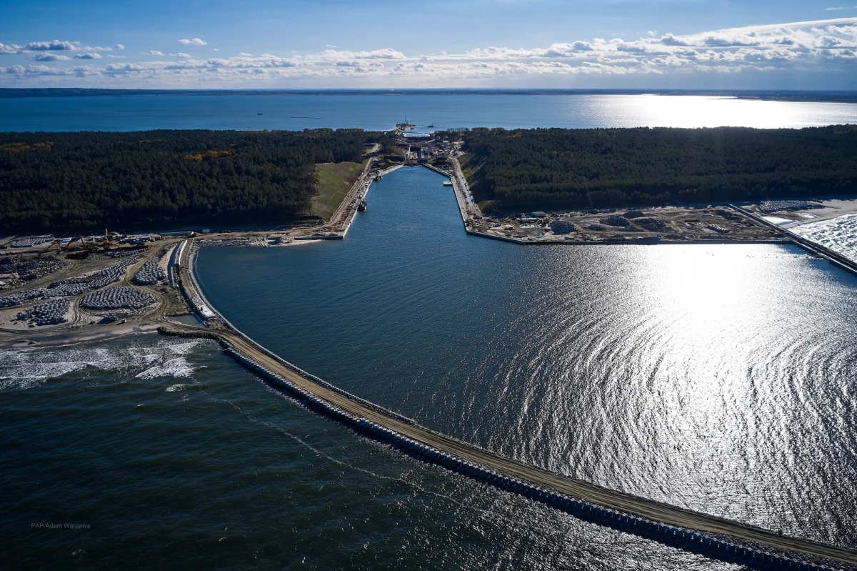 W tym tygodniu odbyły się próby szczelności wrót śluzy na budowie kanału przekopu Mierzei Wiślanej, które wypadły pomyślnie. Komora śluzy ma długość 200 metrów, szerokość  25 metrów i głębokość  6,5 metra. To dzięki niej wody Zatoki Gdańskiej i Zalewu Wiślanego nie będą się mieszały, a różnica poziomu wód w obu zbiornikach nie będzie stanowiła zagrożenia dla jednostek pływających.