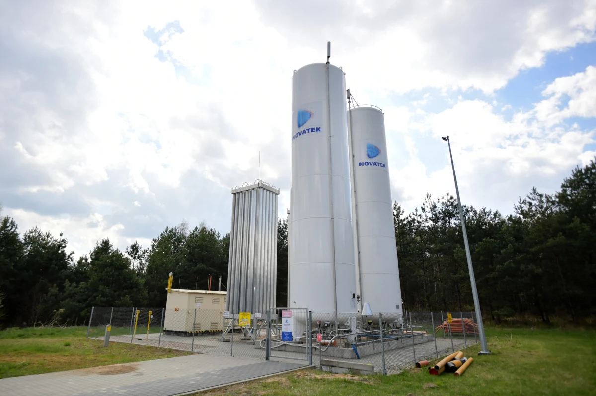 Wrócił gaz do kolejnych gmin, gdzie błękitne paliwo dostarczała objęta sankcjami firma Novatek. To Polanów z województwa zachodniopomorskiego, Cegłów, Mrozy, Kałuszyn, Lubowidz i Żuromin z Mazowsza, Mieścisko i Zagórów z Wielkopolski oraz Lubień Kujawski z województwa kujawsko-pomorskiego. Infrastrukturę Novateku przejmuje PGNiG, Polska Spółka Gazownictwa i Gazsystem.