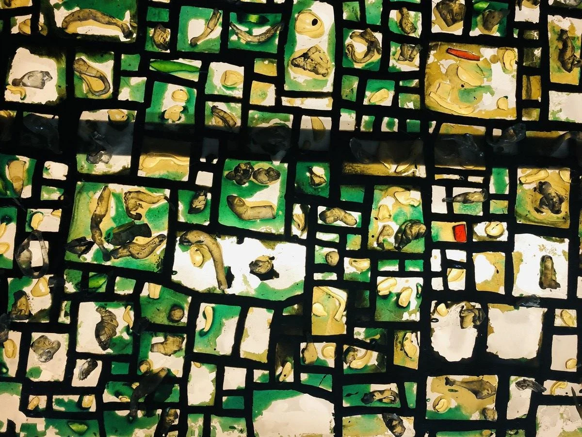 ​Zielona mozaika prostokątów, ozdobionych nieregularnymi kształtami stopionego szkła i żywicy epoksydowej - to witraż niezwykle cenionego za granicą, polskiego artysty Romana Modzelewskiego. Designer w ten sposób ozdobił Dom Towarowy "HANDLOWIEC" w Poddębicach w Łódzkiem.