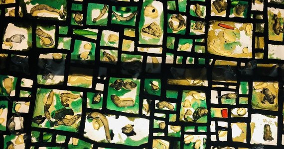 ​Zielona mozaika prostokątów, ozdobionych nieregularnymi kształtami stopionego szkła i żywicy epoksydowej - to witraż niezwykle cenionego za granicą, polskiego artysty Romana Modzelewskiego. Designer w ten sposób ozdobił Dom Towarowy "HANDLOWIEC" w Poddębicach w Łódzkiem.