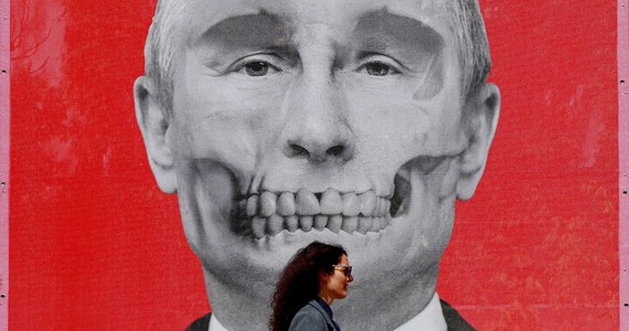 Krwawa wojna na Ukrainie trwa już od ponad dwóch miesięcy. Wojsko Władimira Putina bombarduje budynki mieszkalne, gwałci, torturuje i zabija cywilów; okrucieństwom i zbrodniom wojennym nie ma końca, z każdym dniem jest ich coraz więcej - pisze w środę dziennik "Bild", opisując "arsenał grozy Putina".