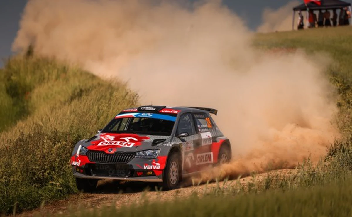 Rajdowe Mistrzostwa Europy to najstarszy rajdowy cykl na świecie. Międzynarodowa Federacja Samochodowa (FIA) organizuje go od 1953 roku, a na liście triumfatorów tych rozgrywek są nazwiska trzech polskich kierowców: Sobiesława Zasady (1966, 1967, 1971) Krzysztofa Hołowczyca (1997) oraz Kajetana Kajetanowicza (2015, 2016, 2017). Tegoroczne Rajdowe Mistrzostwa Europy (FIA ERC) przynoszą sporo nowości. Trzon kalendarza pozostał bez zmian, ale w 2022 roku, dzięki nowemu promotorowi cyklu, kibice mogą oglądać rundy mistrzostw na żywo, korzystając z usługi WRC+. Zawodnicy z kolei zyskują szanse walki o dodatkowe punkty do klasyfikacji mistrzostw, dzięki wprowadzeniu Power Stage’a.