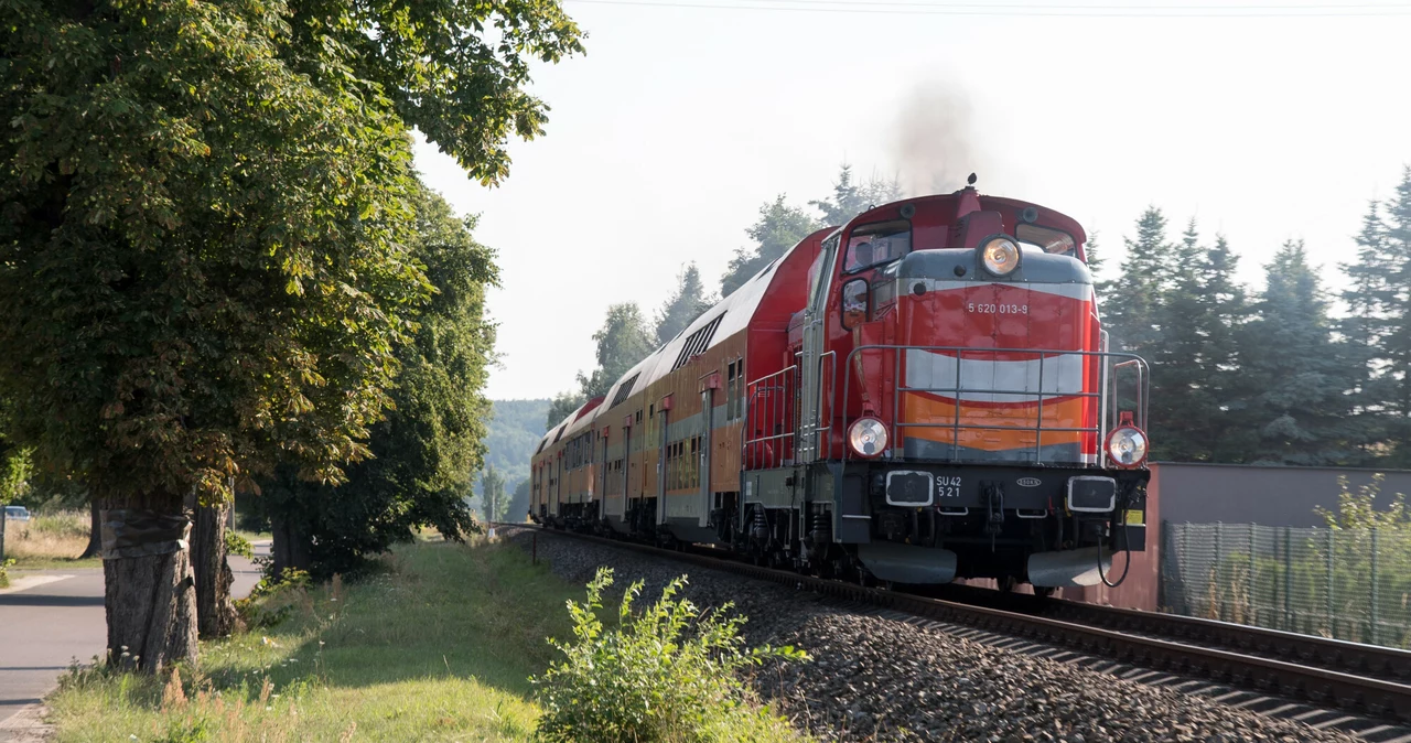 Pociąg Polregio na Mierzei Helskiej; zdj. ilustracyjne