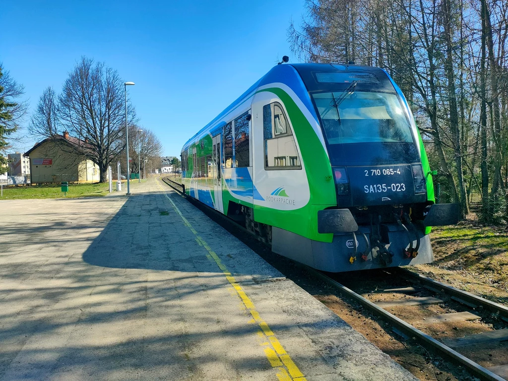 Pociągi, które obsługuje Polregio, nierzadko posiadają malowanie wojewódzkie, albo wprost należą do władz regionu. Na zdjęciu: regionalny szynobus w Krośnie