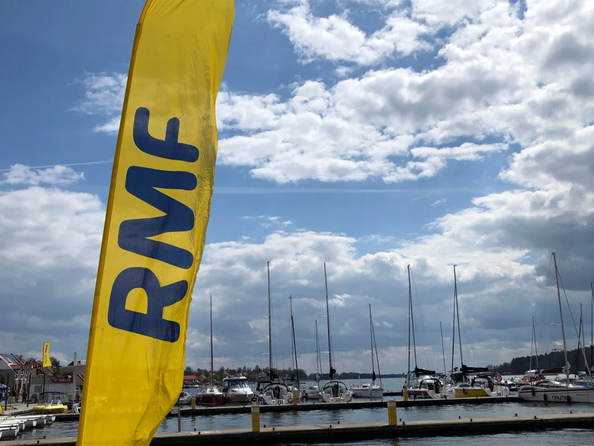 Długi majowy weekend to na szlaku Wielkich Jezior Mazurskich tradycyjnie początek sezonu żeglarskiego. Dzisiaj nasz wóz satelitarny zaparkował w Wiosce Żeglarskiej w Mikołajkach, skąd mówimy m.in. o bezpiecznym wypoczynku na wodzie i o regionalnej kuchni.
