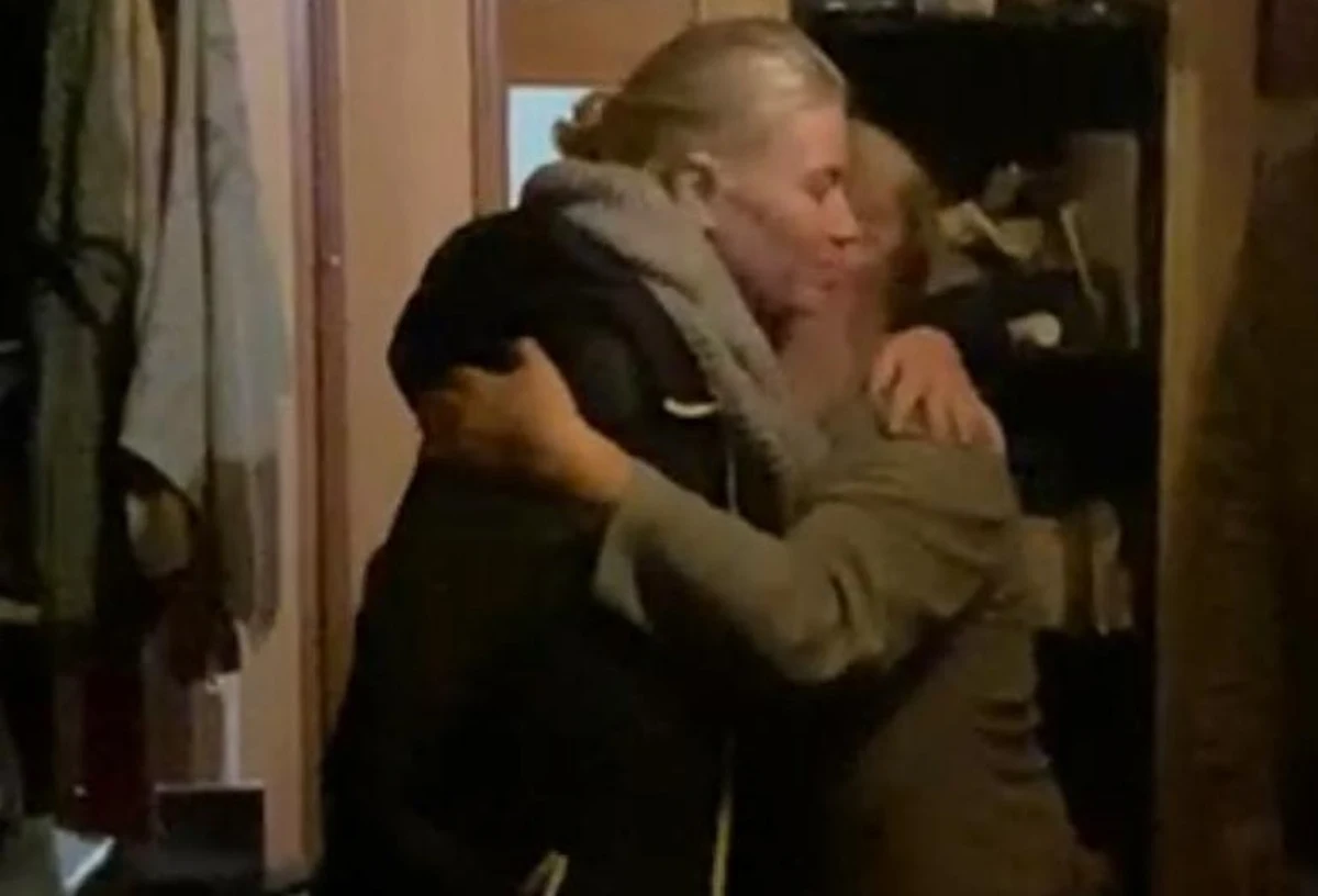 Przeżyła wyłącznie dzięki temu, że mąż osłonił ją własnym ciałem. Sam zmarł w wyniku odniesionych obrażeń. Świat Tatiany z ukraińskiego Czernihowa runął, kiedy podczas zwykłego spaceru obok niej i jej ukochanego spadła rosyjska rakieta. Bała się, że przez wojnę straci też kolejną, najważniejszą osobę w życiu – zaledwie 18-letniego syna. Chłopak został ciężko ranny na froncie. Przeżył, ale było ryzyko, że nie będzie chodził. Paradoksalnie to on, choć unieruchomiony w szpitalu, uratował matkę z beznadziejnej sytuacji. Szczęśliwego finału nie byłoby jednak gdyby nie polski neurochirurg – dr Łukasz Grabarczyk z Olsztyna. 