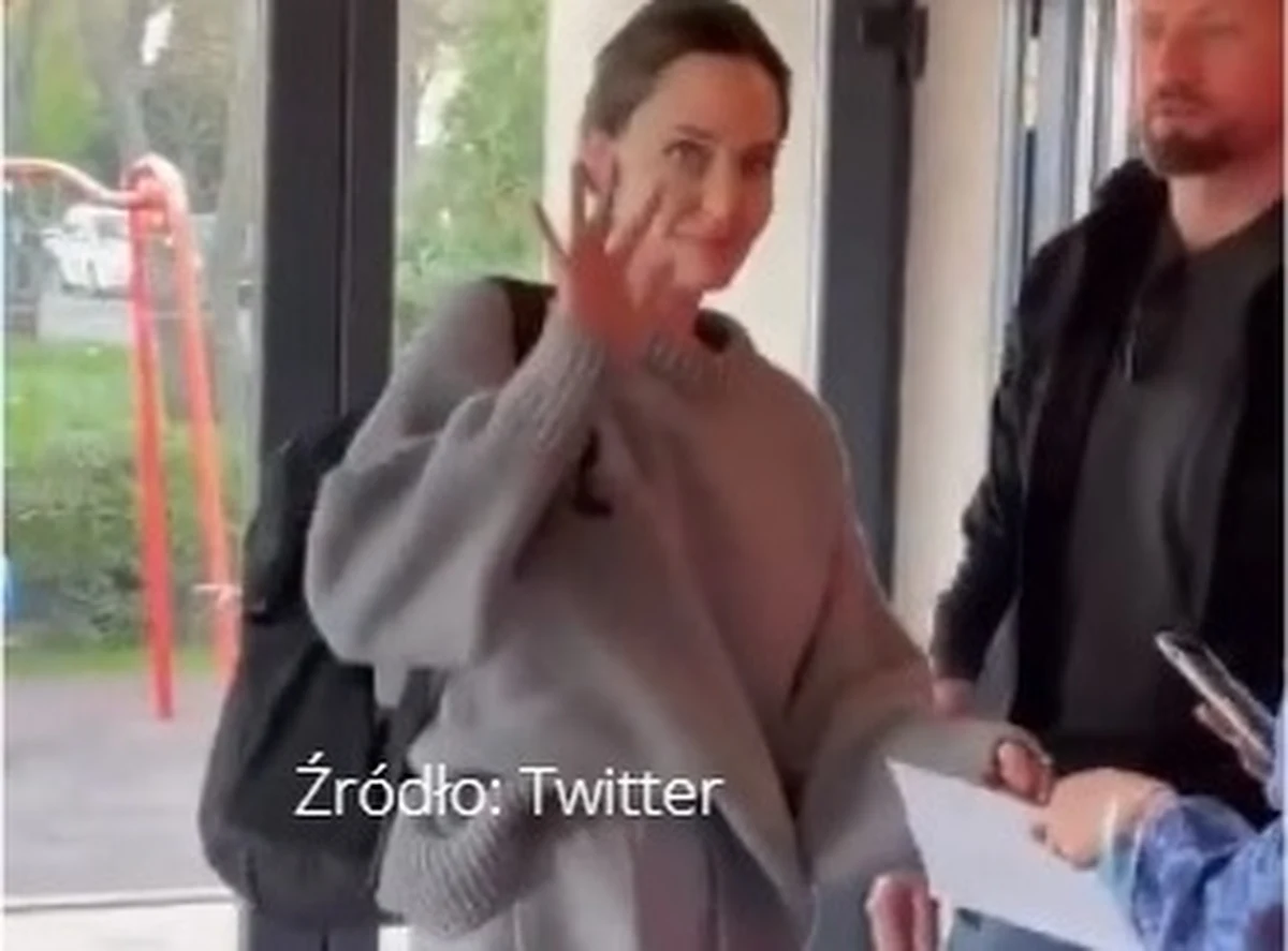 Hollywoodzka aktorka Angelina Jolie przyjechała na Ukrainę. Widziano ją w jednej z kawiarni we Lwowie - podaje portal Ukraińska Prawda. Serwis przypuszcza, że aktorka przybyła na Ukrainę z misją humanitarną.