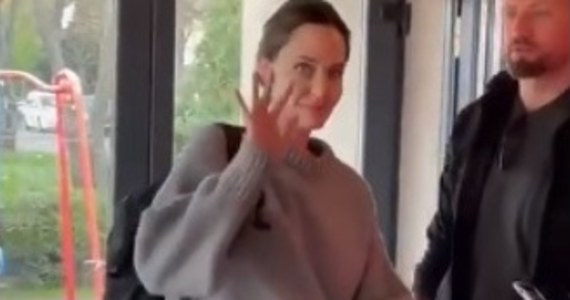 Hollywoodzka aktorka Angelina Jolie przyjechała na Ukrainę. Widziano ją w jednej z kawiarni we Lwowie - podaje portal Ukraińska Prawda. Serwis przypuszcza, że aktorka przybyła na Ukrainę z misją humanitarną.