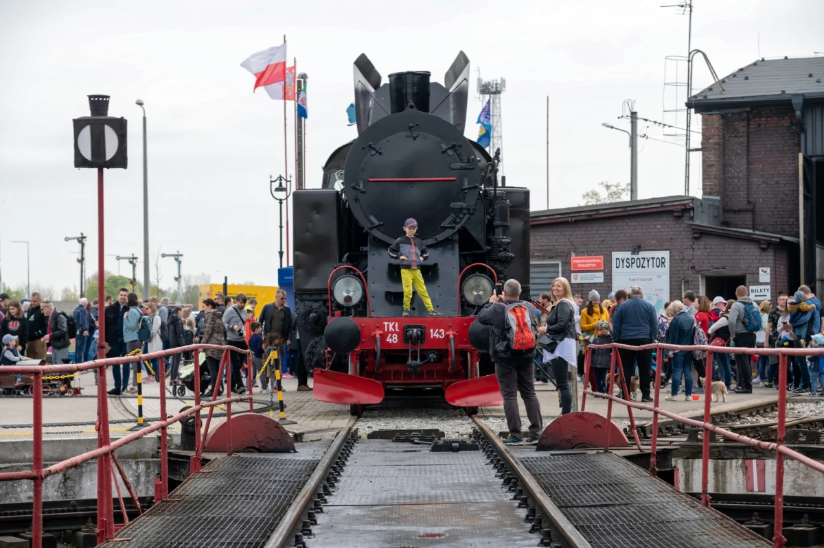 Po przerwie spowodowanej pandemią koronawirusa, miłośnicy parowozów znów tłumnie pojawili się w Wolsztynie (Wielkopolskie). W ten weekend unikatowa w skali świata Parowozownia Wolsztyn świętuje swoje 115-lecie.
