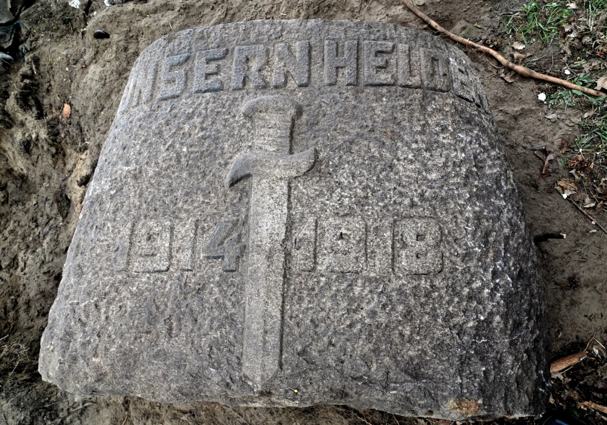 Zwieńczenie pomnika poświęconego poległym w I wojnie światowej niemieckim mieszkańcom szczecińskiego Kijewa odnalazł w sobotę policjant i historyk komisarz dr Marek Łuczak wraz z wolontariuszami. Wcześniej regionaliści wskazywali inną lokalizację zaginionego zabytku.