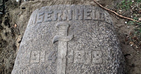 Zwieńczenie pomnika poświęconego poległym w I wojnie światowej niemieckim mieszkańcom szczecińskiego Kijewa odnalazł w sobotę policjant i historyk komisarz dr Marek Łuczak wraz z wolontariuszami. Wcześniej regionaliści wskazywali inną lokalizację zaginionego zabytku.