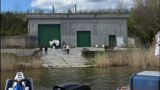 Mikołajki: Pierwsza interwencja MOPR w sezonie. Ratownicy wydobyli auto z dna jeziora Tałty