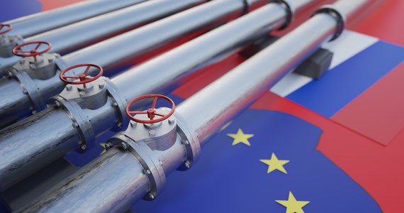 Unia Europejska do końca 2022 roku ma zaproponować wprowadzenie całkowitego zakazu importu rosyjskiej ropy naftowej. Do tego czasu wdrażane byłyby stopniowe ograniczenia - podała agencja informacyjna Bloomberg, powołując się na anonimowe źródła unijne.