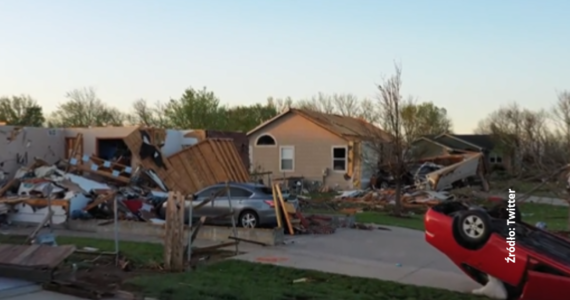 Dziesiątki zniszczonych domów z pozrywanymi dachami, poprzewracane i zmiażdżone samochody oraz 20 tys. ludzi bez prądu - to pokłosie tornada, które nawiedziło w piątek w nocy część Kansas. Najbardziej ucierpiały okolice Andover. Ofiar śmiertelnych nie było.
