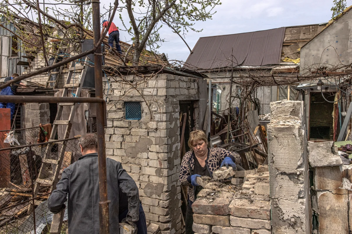 Wstrząsające doniesienia z Mariupola: w ciągu dwóch miesięcy inwazji Rosjanie zabili więcej cywilów niż Niemcy w ciągu dwóch lat okupacji. W rejonie Buczy ukraińscy żołnierze znaleźli kolejny grób z zamordowanymi przez okupanta cywilami. Mężczyźni przed śmiercią byli torturowani. W ogarniętej wojną Ukrainie doszło do wymiany jeńców. Do domu wróciło 14 osób, w tym ciężarna żołnierka. Zebraliśmy dla Was najważniejsze wydarzenia 66. dnia rosyjskiej inwazji na Ukrainę.