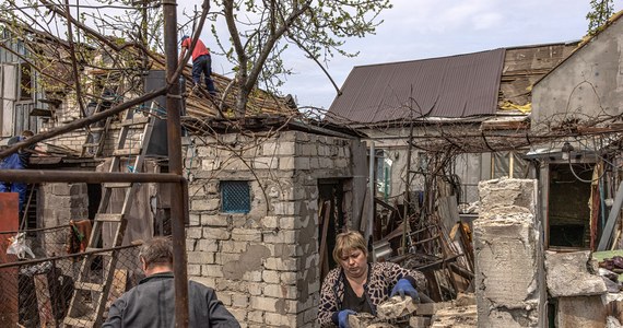 Wstrząsające doniesienia z Mariupola: w ciągu dwóch miesięcy inwazji Rosjanie zabili więcej cywilów niż Niemcy w ciągu dwóch lat okupacji. W rejonie Buczy ukraińscy żołnierze znaleźli kolejny grób z zamordowanymi przez okupanta cywilami. Mężczyźni przed śmiercią byli torturowani. W ogarniętej wojną Ukrainie doszło do wymiany jeńców. Do domu wróciło 14 osób, w tym ciężarna żołnierka. Zebraliśmy dla Was najważniejsze wydarzenia 66. dnia rosyjskiej inwazji na Ukrainę.