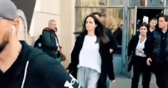 Sirenas en Lviv.  Angelina Jolie es una de las evacuadas al refugio