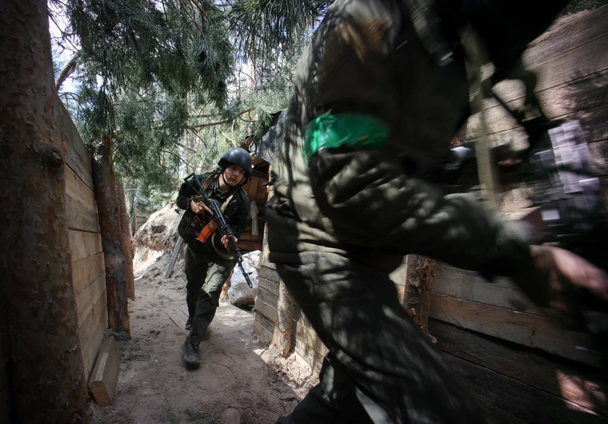 Prorosyjskie Naddniestrze przygotowuje się do prowokacji, które mają doprowadzić do włączenia się do wojny tego nieuznawanego przez nikogo poza Rosją kraju. Służba wywiadu Ukrainy opublikowała wydrukowane już z jutrzejszą datą specjalne wydanie gazety "Naddniestrze" z apelem do Władimira Putina o przyłączenie armii Naddniestrza do sił rosyjskich. 