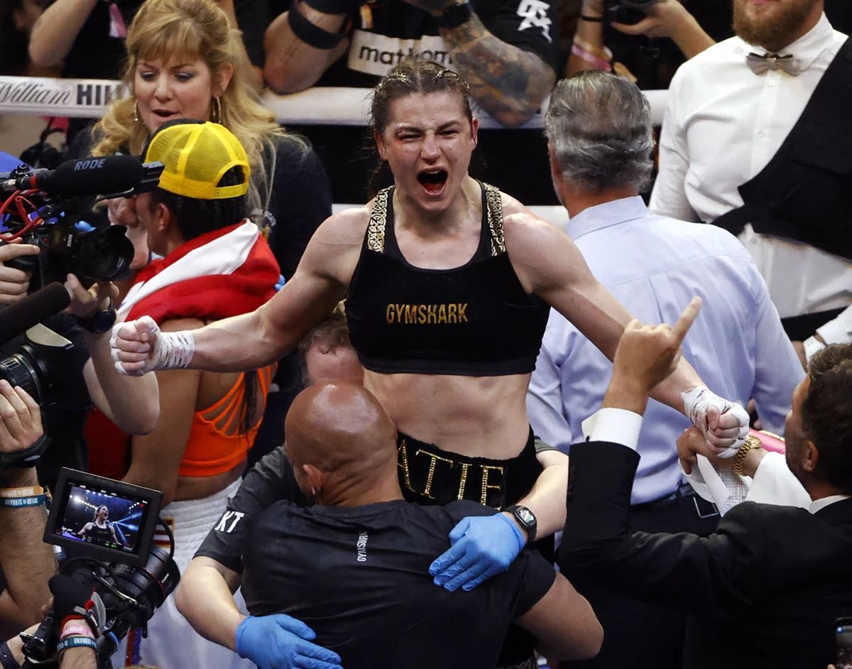 Irlandka Katie Taylor i Portorykanka Amanda Serrano przeszły do historii, walcząc jako pierwsze kobiety w boksie w kultowej nowojorskiej Madison Square Garden. Utytułowana Europejka wygrała w wadze lekkiej niejednogłośnie, zachowując swoje tytuły WBA, WBO, IBF i WBC.
