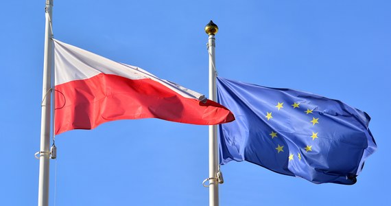"Dziś 18. rocznica naszej obecności w Unii Europejskiej. Polska i cała Europa zdają w tym czasie prawdziwy egzamin dojrzałości; zjednoczona, solidarna Europa była marzeniem pokoleń Polaków, musimy obronić to marzenie dla przyszłych pokoleń" - podkreślił premier Mateusz Morawiecki.