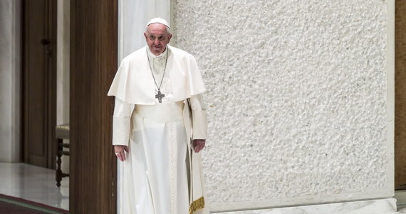 "Cierpię i płaczę myśląc o cierpieniach ludności Ukrainy"- powiedział papież Franciszek. To, co się tam dzieje, nazwał "makabrycznym upadkiem człowieczeństwa". Papież zachęcił wiernych, by w maju odmawiali różaniec w intencji pokoju.