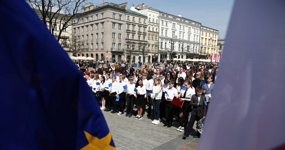 Odśpiewaniem hymnów Polski oraz Unii Europejskiej krakowianie uczcili w niedzielę 18. rocznicę przystąpienia Polski do Wspólnoty. Śpiew prowadziły chóry z Małopolski - łącznie ok. 150 osób - pod dyrygenturą Wiesława Delimata.
