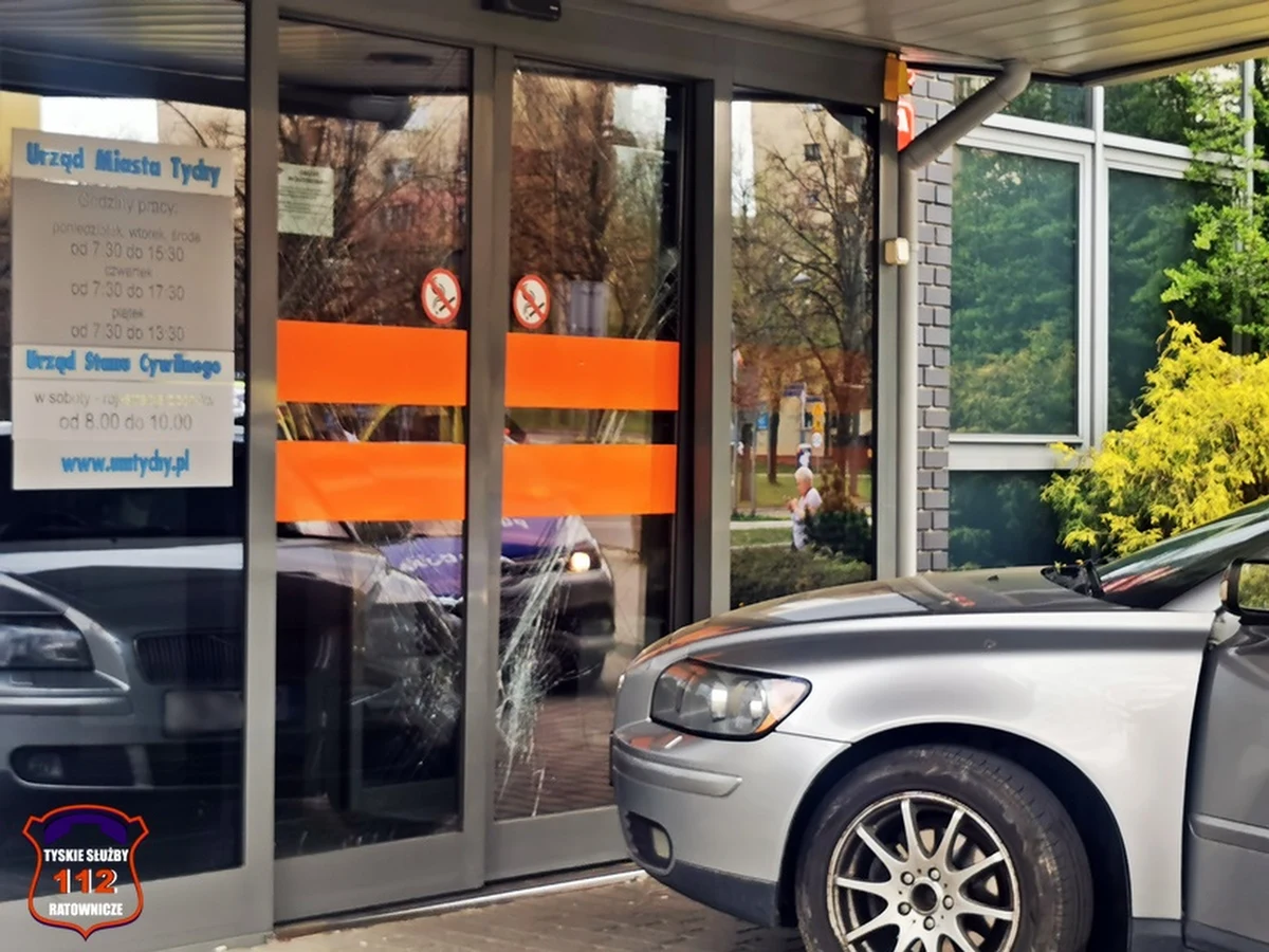 ​Kierowca samochodu osobowego staranował wejście do tyskiego magistratu. Do zdarzenia doszło ok. godziny 13 na al. Niepodległości 49.