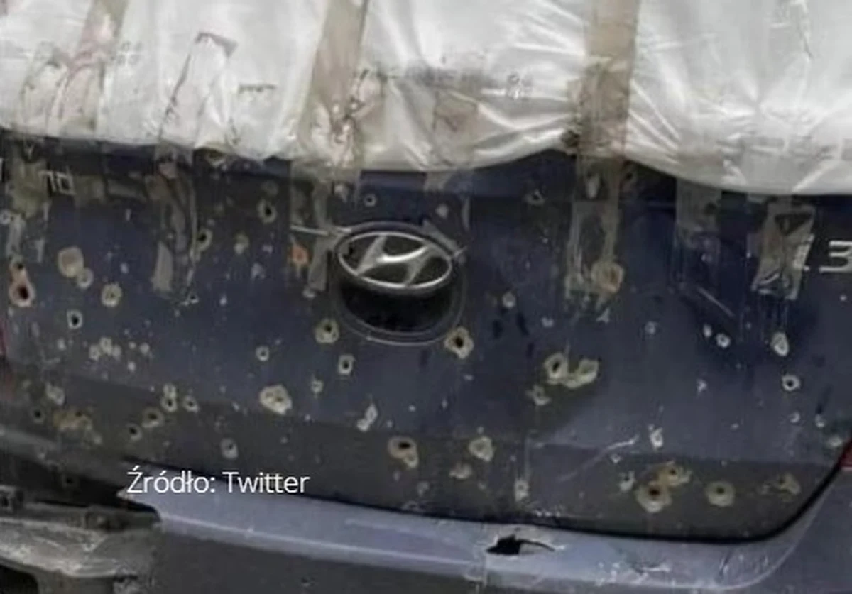 Podziurawiony przez kule samochód przyciąga uwagę na ulicach Warszawy. Autem zdołało uciec małżeństwo z ostrzeliwanego Mariupola. 