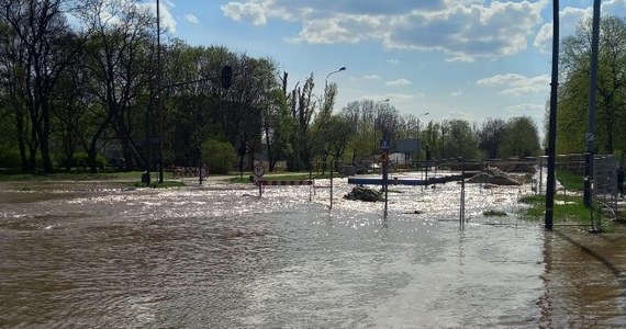 Częściowo zalana została ul. Wojska Polskiego w Łodzi. Informację o tym zdarzeniu dostaliśmy na Gorącą Linię RMF FM.