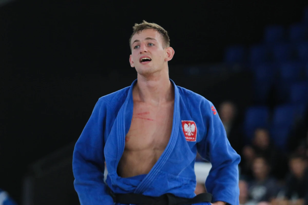 Piotr Kuczera zdobył w Sofii srebrny medal mistrzostw Europy w judo. W finale kategorii 100 kg przegrał przez ippon z Holendrem Michaelem Korrelem. To jedyne miejsce na podium biało-czerwonych w tej imprezie. Walkę o brąz przegrała Kinga Wolszczak (78 kg).