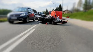 Przedmieście Czudeckie: Motocyklista uderzył w trzy samochody. 51-latek nie żyje 