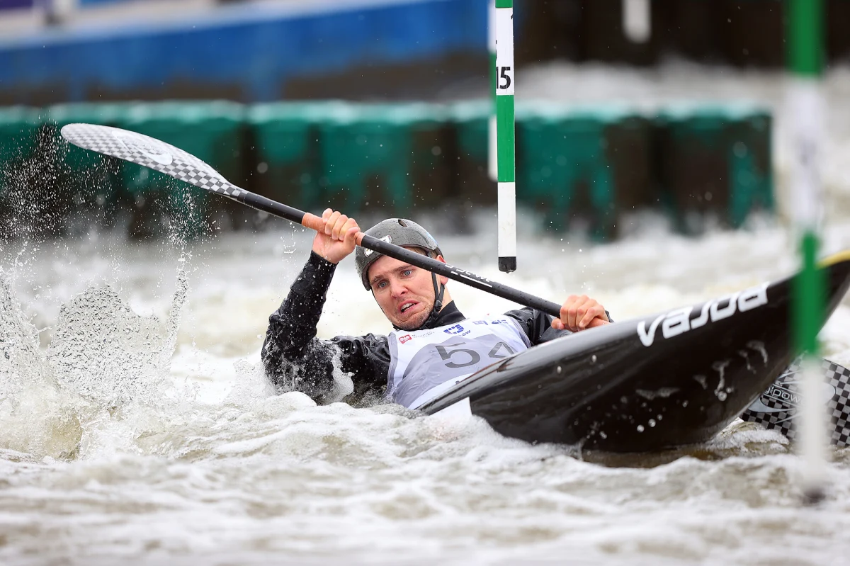 Extreme slalom to nowa i ekscytująca konkurencja, która zadebiutuje na igrzyskach olimpijskich w Paryżu w 2024 roku. Sport budzi wiele emocji, bo rywalizacja w nim jest wyjątkowo widowiskowa, a w decydujących momentach kajakarze ścigają się z rywalami, a nie tylko z czasem. Polacy mogą się w nim zakochać, tym bardziej, że mamy duże szanse, aby osiągnąć sukces i powalczyć o kolejne miejsce na igrzyskach.