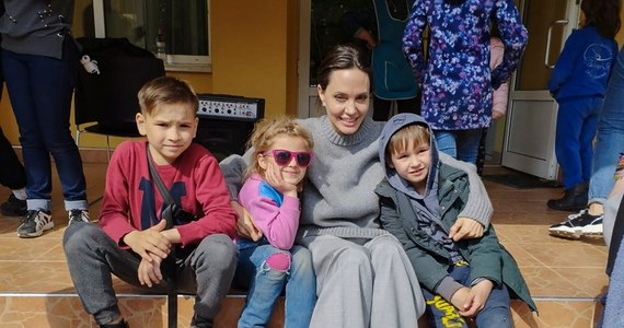Rzeczniczka rosyjskiego MSZ Maria Sacharowa powiedziała, że wizyta Jolie we Lwowie miała odwrócić uwagę świata od ewakuacji cywilów z zakładów Azowstal w Mariupolu. Ambasadorka dobrej woli ONZ Angelina Jolie przyjechała do Ukrainy z misją humanitarną.