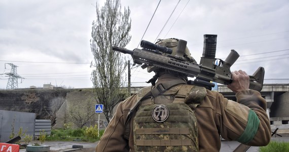 Przełom w Mariupolu. Kilkudziesięciu cywilów ewakuowano z zakładów Azowstal, mają zostać przewiezieni do pozostającego pod kontrolą Ukraińców Zaporoża. Ewakuacja mieszkańców z innych części miasta została przeniesiona na poniedziałek 2 maja. Naddniestrze przygotowuje się do rosyjskich prowokacji, które mają doprowadzić do włączenia się tego separatystycznego regionu w wojnę w Ukrainie – ostrzega ukraiński wywiad. W rosyjskim Biełgorodzie doszło do pożaru budynku należącego do ministerstwa obrony Federacji Rosyjskiej. Sprawdźcie najważniejsze wydarzenia 67. dnia rosyjskiej inwazji na Ukrainę.
